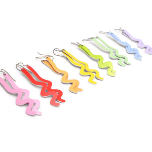 Eight pairs of zig zag earrings in rainbow colors by ColorUpLife.