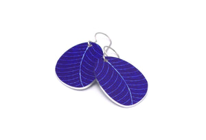 A pair of small leaf earrings in navy blue by ColorUpLife.