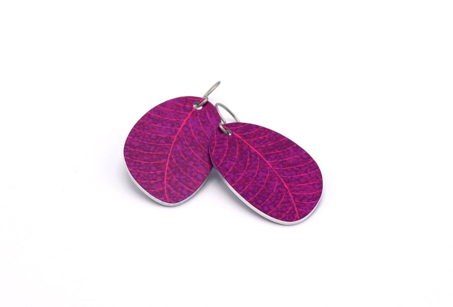 A pair of small leaf earrings in fuchsia by ColorUpLife.